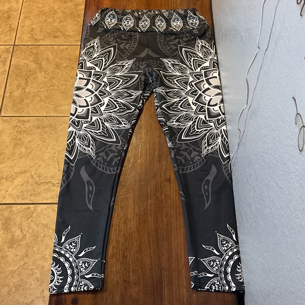 SHEIN Black and White Mandala Leggings